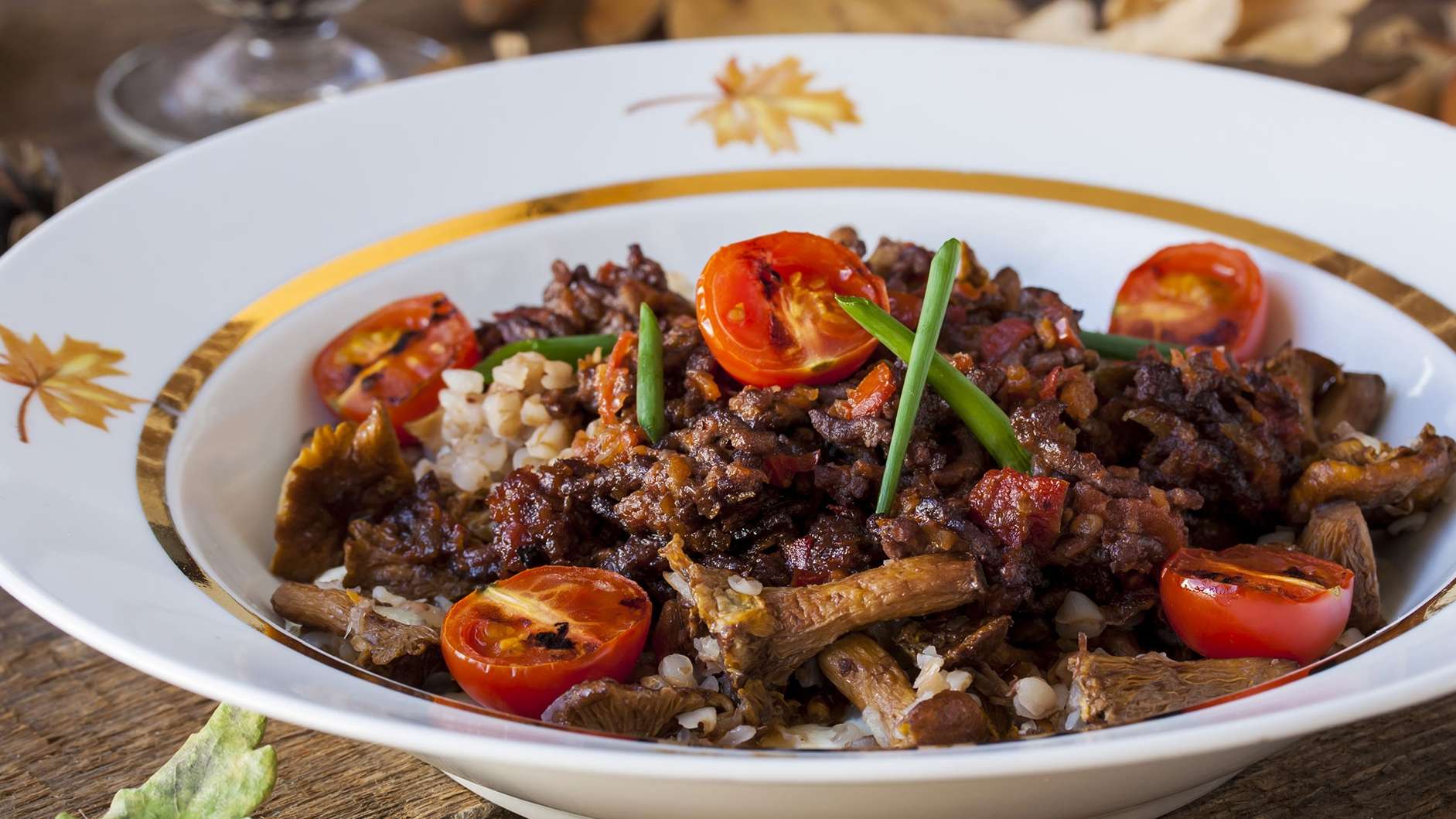 Гречка с лисичками, пармезаном и болонским соусом